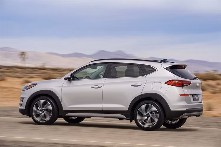 Ở phiên bản nâng cấp mới này, mẫu xe Tucson 2019 sở hữu thiết kế theo phong cách tương tự người anh em cỡ lớn hơn Santa Fe thế hệ mới. Ngoài ra, xe còn đi kèm nội thất cải tiến toàn diện và nhiều công nghệ hỗ trợ người lái hơn so với phiên bản trước đây. 