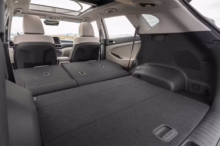 Thay đổi quan trọng nhất của Hyundai Tucson 2019 xuất hiện dưới nắp ca-pô với danh mục động cơ điều chỉnh. Đầu tiên là khối động cơ xăng 4 xi-lanh, phun nhiên liệu trực tiếp, dung tích 2.0 lít, tạo ra công suất tối đa ước tính 164 mã lực và mô-men xoắn cực đại 151 lb-ft.