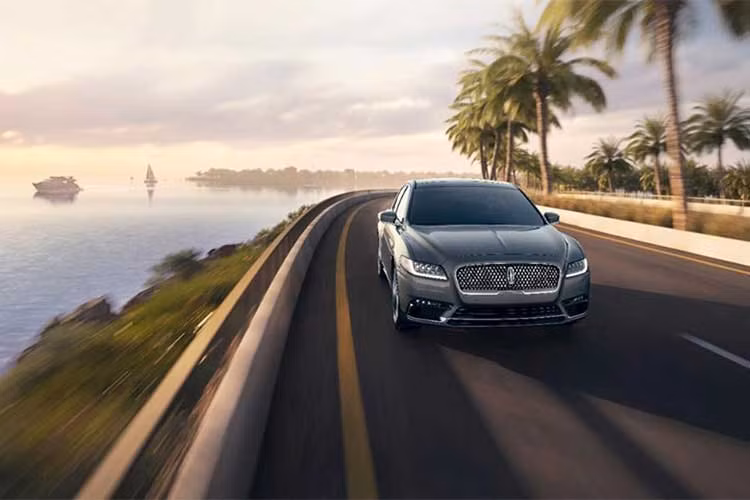Phiên bản Lincoln Continental tiêu chuẩn được trang bị động cơ V6 hút khí tự nhiên, dung tích 3,7 lít, bên cạnh đó là hai phiên bản sử dụng động cơ tăng áp có dung tích 2,7 lít và 3,0 lít. Năng lượng được truyền tới bánh xe thông qua hệ dẫn động cầu trước FWD, trong khi hệ dẫn động 4 bánh AWD được cung cấp dưới dạng tùy chọn.