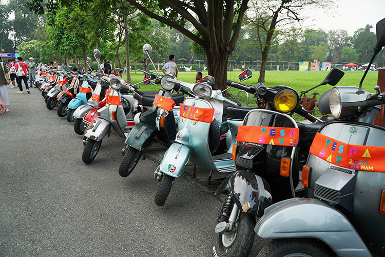 Có thể thấy từ những chiếc "thuyền" gắn thêm vào xe máy Vespa để biến thành dạng sidecar, hay Vespa kéo theo "rơ móc" hay xe gắn thêm túi đồ, kẹp gá... đã tạo nên muôn màu sắc khá thú vị. Đặc biệt có nhiều chiếc xe Vespa với tuổi đời trên 50 năm quý hiếm.