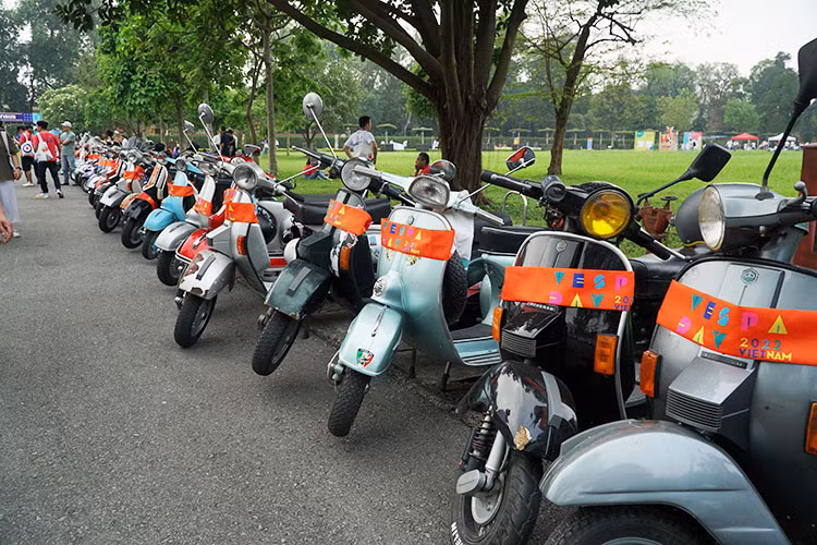 Có thể thấy từ những chiếc "thuyền" gắn thêm vào xe máy Vespa để biến thành dạng sidecar, hay Vespa kéo theo "rơ móc" hay xe gắn thêm túi đồ, kẹp gá... đã tạo nên muôn màu sắc khá thú vị. Đặc biệt có nhiều chiếc xe Vespa với tuổi đời trên 50 năm quý hiếm.