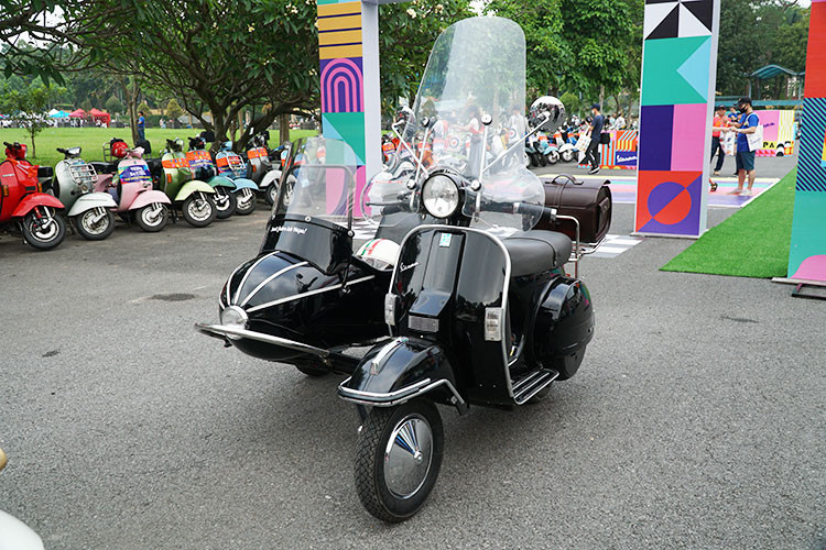 Theo thống kê của BTC, Vespa Day 2022 vào cuối tuần qua được tổ chức đồng thời tại cả hai đầu Hà Nội và TP HCM đã có gần 2.000 thành viên từ mọi miền Tổ Quốc về tham dự và chung vui.