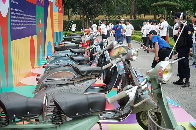 Không chỉ dừng ở những khoảnh khắc khoe xe, Vespa Day 2022 cũng là dịp để những người tham dự sự kiện có thể trải nghiệm các dòng sản phẩm Vespa hiện đại, mới nhất cũng như chiêm ngưỡng những chiếc xe Vespa được cá nhân hoá độc đáo theo phong cách riêng của chủ xe.