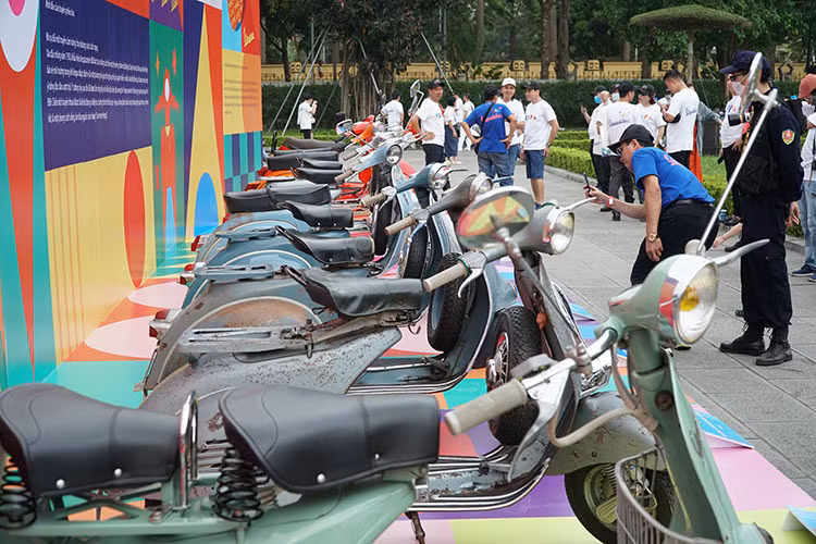 Không chỉ dừng ở những khoảnh khắc khoe xe, Vespa Day 2022 cũng là dịp để những người tham dự sự kiện có thể trải nghiệm các dòng sản phẩm Vespa hiện đại, mới nhất cũng như chiêm ngưỡng những chiếc xe Vespa được cá nhân hoá độc đáo theo phong cách riêng của chủ xe.