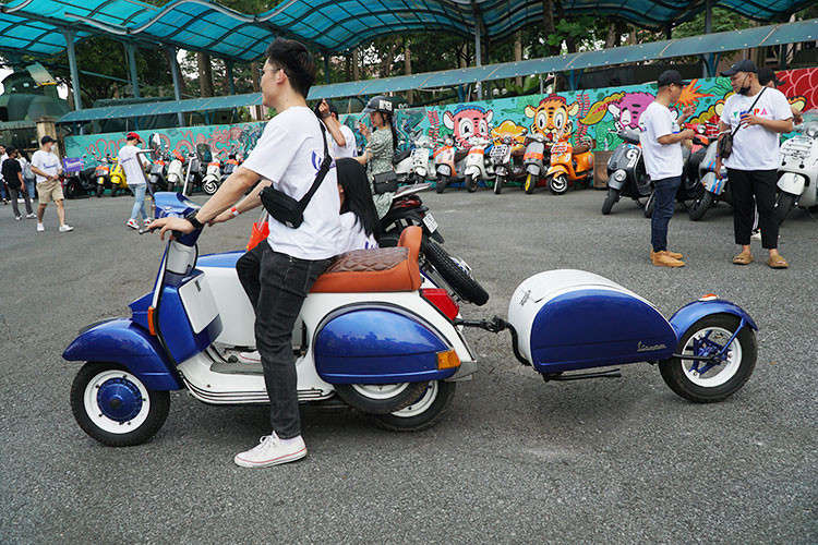 Tại sự kiện Vespa 2022 tại Hoàng Thành Thăng Long, Hà Nội - đã có hàng trăm chủ xe và những người yêu thích dòng xe Vespa với xe đủ phong cách "từ cổ chí kim" của mình tới tham dự cùng nhiều trò chơi hấp dẫn.