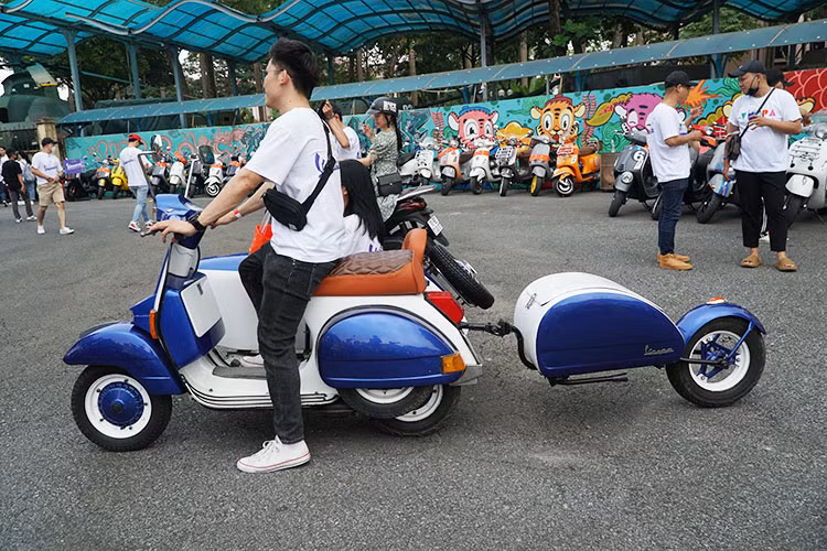 Tại sự kiện Vespa 2022 tại Hoàng Thành Thăng Long, Hà Nội - đã có hàng trăm chủ xe và những người yêu thích dòng xe Vespa với xe đủ phong cách "từ cổ chí kim" của mình tới tham dự cùng nhiều trò chơi hấp dẫn.