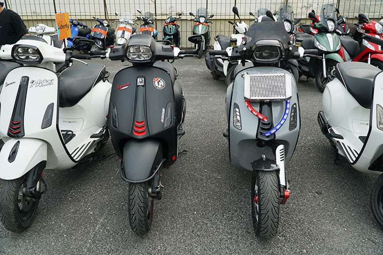 Ngoài việc trưng bày và khoe xe, đây cũng là dịp để những Vespista gặp gỡ, giao lưu và chia sẻ kinh nghiệm sử dụng, chăm sóc các mẫu Vespa của mình. Đồng thời cũng là cơ hội để mọi người lưu lại những kỷ niệm đẹp trong Ngày hội Vespa 2022.