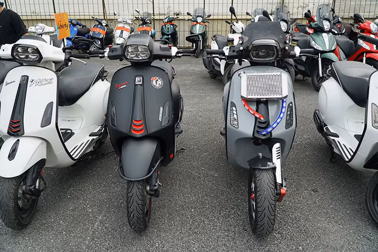 Ngoài việc trưng bày và khoe xe, đây cũng là dịp để những Vespista gặp gỡ, giao lưu và chia sẻ kinh nghiệm sử dụng, chăm sóc các mẫu Vespa của mình. Đồng thời cũng là cơ hội để mọi người lưu lại những kỷ niệm đẹp trong Ngày hội Vespa 2022.