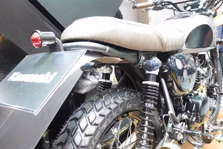 Ở phía trên đèn pha, bảng đồng hồ "zin" của W175 được giữ nguyên. Cũng giống như phiên bản cafe racer mà xedoisong đã có dịp giới thiệu, hãng độ Thái Lan đã giữ lại thiết kế bánh căm cổ điển của W175, nhưng thay cho chiếc xe cặp vành nhôm nhẹ và sắc sảo hơn.