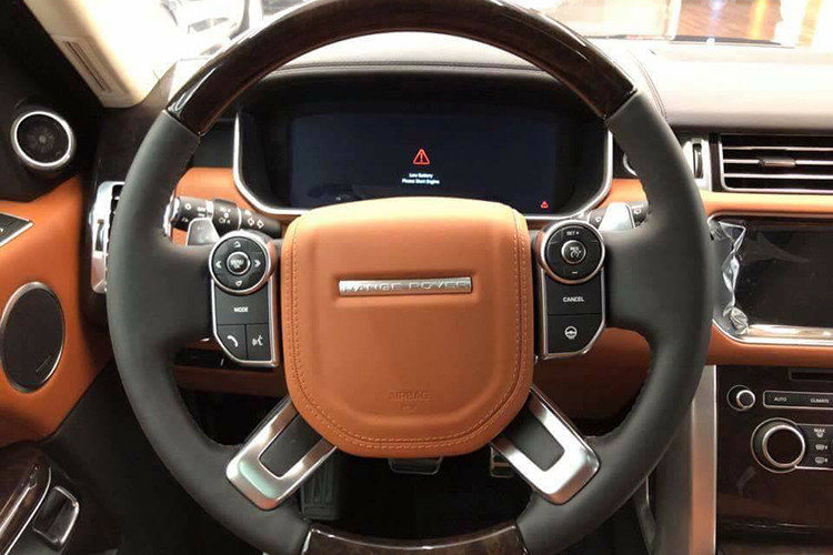 Bên trong khoang lái Range Rover Autobiography đời 2018 nổi bật với hệ thống giải trí InControl Touch Pro Duo sử dụng 2 màn hình cảm ứng 10 inch trên bảng điều khiển trung tâm, hàng ghế trước chỉnh điện và nhớ 3 vị trí, hàng ghế sau có thêm 2 màn hình giải trí 10 inch gắn tựa đầu hàng ghế trước.