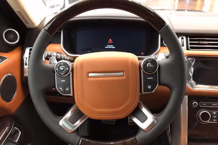 Bên trong khoang lái Range Rover Autobiography đời 2018 nổi bật với hệ thống giải trí InControl Touch Pro Duo sử dụng 2 màn hình cảm ứng 10 inch trên bảng điều khiển trung tâm, hàng ghế trước chỉnh điện và nhớ 3 vị trí, hàng ghế sau có thêm 2 màn hình giải trí 10 inch gắn tựa đầu hàng ghế trước.