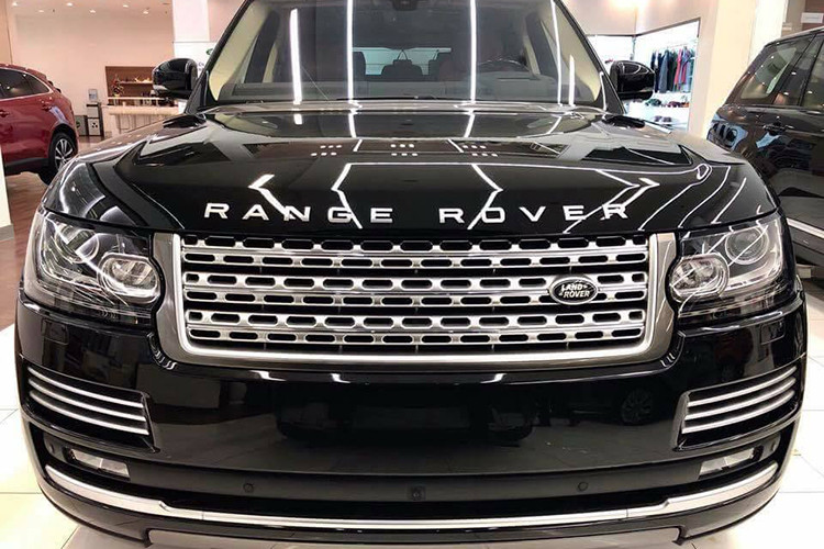 Mẫu SUV hạng sang Range Rover 2018 từng xuất hiện tại triển lãm VMS 2018 và không có nhiều thay đổi so với tiền nhiệm. Điểm khác biệt bao gồm cụm lưới tản nhiệt được tạo hình theo phong cách mới, đèn pha LED mới, cản trước cũng được tinh chỉnh lại trông tinh tế hơn. Đèn pha sử dụng 144 bóng LED, bao gồm 4 cụm đèn lazer cho khả năng chiếu xa 500 m.