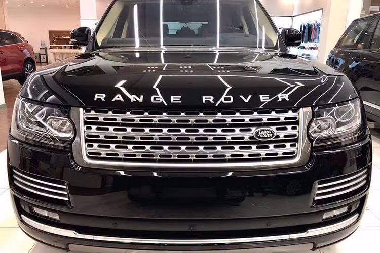 Mẫu SUV hạng sang Range Rover 2018 từng xuất hiện tại triển lãm VMS 2018 và không có nhiều thay đổi so với tiền nhiệm. Điểm khác biệt bao gồm cụm lưới tản nhiệt được tạo hình theo phong cách mới, đèn pha LED mới, cản trước cũng được tinh chỉnh lại trông tinh tế hơn. Đèn pha sử dụng 144 bóng LED, bao gồm 4 cụm đèn lazer cho khả năng chiếu xa 500 m.