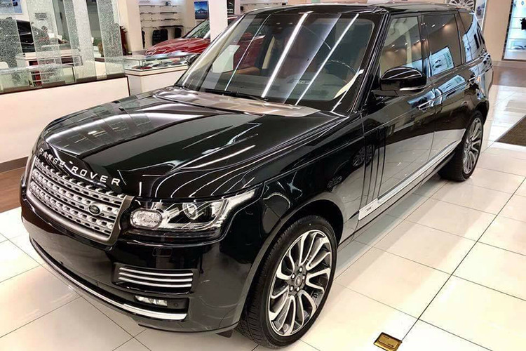 Trong bức ảnh hiếm hoi chụp nửa đầu xe Range Rover Autobiography đời 2018 mới đặt mua, dễ dàng nhận thấy Minh "Nhựa" đến nhận chiếc SUV hạng sang mới toanh này trên một chiếc Range Rover Autobiography LWB khác nhưng thuộc bản đời cũ và nằm trong số 100 chiếc Black Edition sẳn xuất dành cho thị trường Mỹ. 