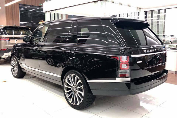Hiện vẫn chưa rõ Range Rover Autobiography 2018 mua chính hãng của Minh Nhựa sở hữu khối động cơ V8, dung tích 5.0 lít, Supercharged hay chỉ sử dụng động cơ V6, dung tích 3.0 lít, Supercharged. Nếu lắp động cơ V8, dung tích 5.0 lít, Supercharged, Range Rover Autobiography 2018 của đại gia siêu xe Minh Nhựa sẽ bơm ra công suất lên tới 518 mã lực, cao hơn 138 mã lực so với xe sử dụng động cơ V6.