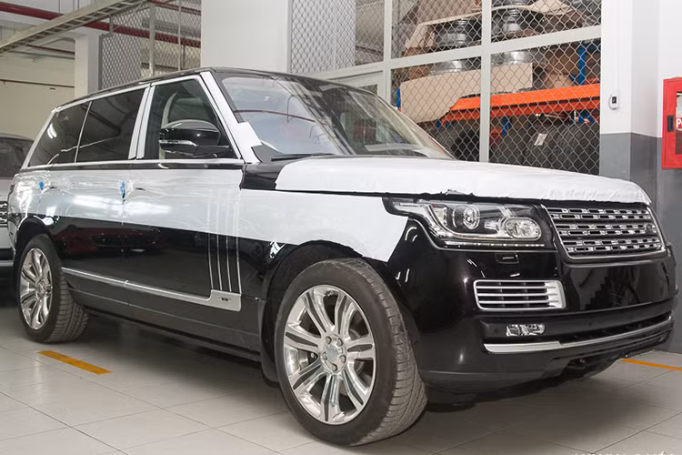 Mẫu SUV hạng sang Range Rover 2018 chính thức ra mắt thị trường Việt Nam vào hồi tháng 10/2018 với 4 phiên bản gồm HSE, Vogue, Autobiography và Autobiography LWB giá bán từ 7,35 tỷ đồng. Riêng mẫu xe trong bài viết này là phiên bản Range Rover Autobiography LWB cao cấp nhất với giá bán chính hãng lên tới 10,24 tỷ đồng.