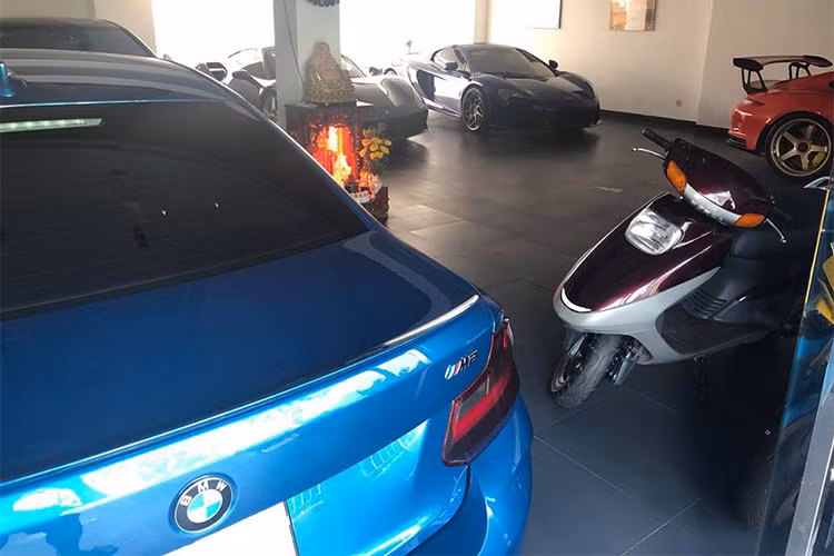 BMW M2 lần đầu tiên vén màn vào tháng 10/2015 và thuộc phiên bản hiệu suất cao của chiếc BMW 2 Series. Chiếc xe thể thao này lúc mới ra mắt đã nhận được sự phản hồi tích cực từ các tay mê tốc độ trên thế giới.