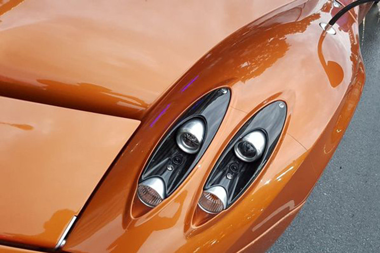 Pagani Huayra của Minh Nhựa sở hữu ngoại thất màu cam nóng bỏng, đây cũng là "thần gió" hiếm hoi trên thế giới có bộ áo này. Quá trình mua siêu xe được Minh Nhựa bay sang Dubai thực hiện tại một đại lý khá nổi tiếng là Al Ain Class Motors. Đây là 1 trong tổng số 100 chiếc được sản xuất.