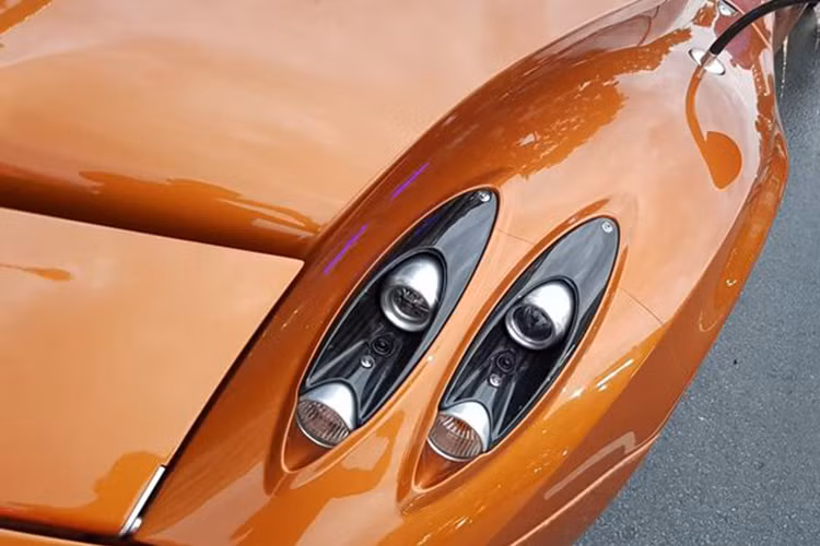 Pagani Huayra của Minh Nhựa sở hữu ngoại thất màu cam nóng bỏng, đây cũng là "thần gió" hiếm hoi trên thế giới có bộ áo này. Quá trình mua siêu xe được Minh Nhựa bay sang Dubai thực hiện tại một đại lý khá nổi tiếng là Al Ain Class Motors. Đây là 1 trong tổng số 100 chiếc được sản xuất.