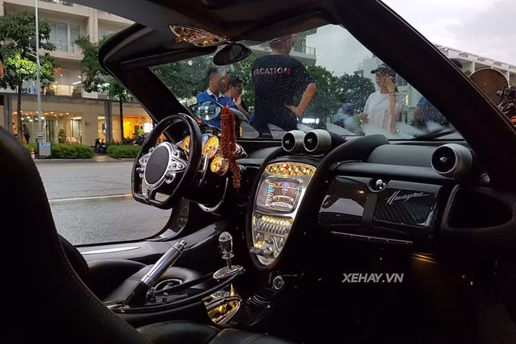 Một trong những chi tiết nổi bật nhất ở phần nội thất chính là hệ thống điều hòa được thiết kế mô phỏng động cơ máy bay, phía trước ghế lái là hệ thống nút điều khiển tương tự những nút bấm trên các chuyên cơ chiến đấu. Bên cạnh đó, cần gạt số của Huayra cũng vô cùng đặc biệt khi được bọc lớp kim loại sáng bóng.