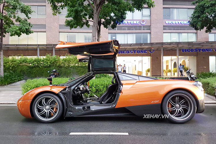 Như đã biết, bản thân Pagani Huayra cũng là một tác phẩm phối hợp giữa công nghệ và nghệ thuật. Ngoài khối động cơ mạnh mẽ, Pagani Huayra còn có thiết kế vô cùng độc đáo, từ trong ra ngoài. Nếu như thiết kế ngoại thất của Pagani Huayra khá lạ mắt, thì không gian bên trong "thần gió" lại đậm phong cách Steampunk.