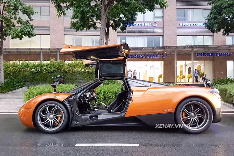 Như đã biết, bản thân Pagani Huayra cũng là một tác phẩm phối hợp giữa công nghệ và nghệ thuật. Ngoài khối động cơ mạnh mẽ, Pagani Huayra còn có thiết kế vô cùng độc đáo, từ trong ra ngoài. Nếu như thiết kế ngoại thất của Pagani Huayra khá lạ mắt, thì không gian bên trong "thần gió" lại đậm phong cách Steampunk.