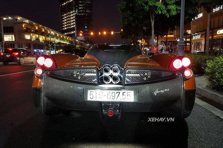 Về ngoại hình, siêu xe Pagani Huayra của đại gia Minh Nhựa không có bất kì sự tinh chỉnh nào khi vẫn mang trên mình màu ngoại thất cam cháy, cánh gió phía trước, lưới tản nhiệt, cản phía sau, bộ khuếch tán và một phần trung tâm của decklid làm bằng sợi Carbon