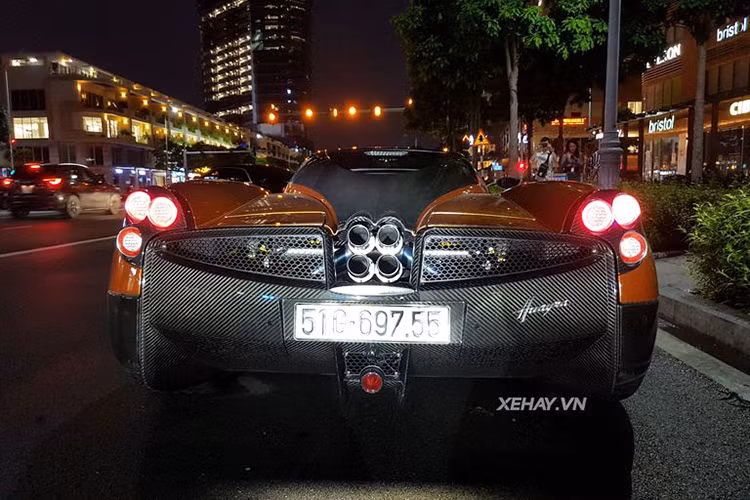 Về ngoại hình, siêu xe Pagani Huayra của đại gia Minh Nhựa không có bất kì sự tinh chỉnh nào khi vẫn mang trên mình màu ngoại thất cam cháy, cánh gió phía trước, lưới tản nhiệt, cản phía sau, bộ khuếch tán và một phần trung tâm của decklid làm bằng sợi Carbon