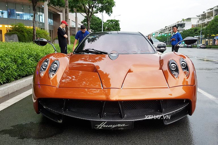 Việc tậu Pagani Huayra và ra biển trắng cho xe cũng cho thấy cách chơi siêu xe của Minh Nhựa trở nên đẳng cấp hơn, trước đó, doanh nhân 8X này chỉ chăm chú mua sắm các mẫu xe hàng "hot" trên thế giới và có số lượng sản xuất giới hạn như Lamborghini Aventador LP750-4 SV, Bugatti Veyron hay Lamborghini Murcielago LP670-4 SV...