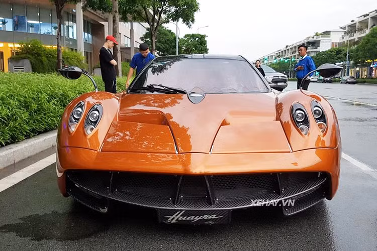 Việc tậu Pagani Huayra và ra biển trắng cho xe cũng cho thấy cách chơi siêu xe của Minh Nhựa trở nên đẳng cấp hơn, trước đó, doanh nhân 8X này chỉ chăm chú mua sắm các mẫu xe hàng "hot" trên thế giới và có số lượng sản xuất giới hạn như Lamborghini Aventador LP750-4 SV, Bugatti Veyron hay Lamborghini Murcielago LP670-4 SV...