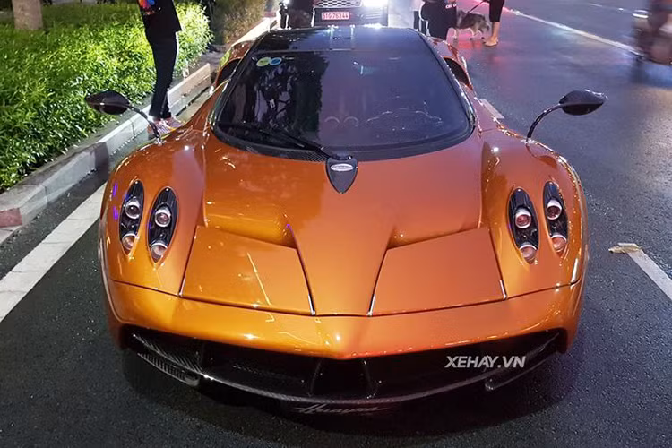Trước 1/7/2016, giá siêu xe Pagani Huayra khi về đến Việt Nam lên đến gần 80 tỷ đồng thế nhưng đến thời điểm hiện tại, chưa rõ giá của chiếc siêu xe này sẽ tăng lên bao nhiêu khi được đại gia Minh Nhựa đưa về Việt Nam. Tuy nhiên, nếu tính ra mức giá mà đại gia siêu xe này bán ra tại thị trường Việt Nam thì nó vẫn "khá hời" cho người chủ sở hữu.