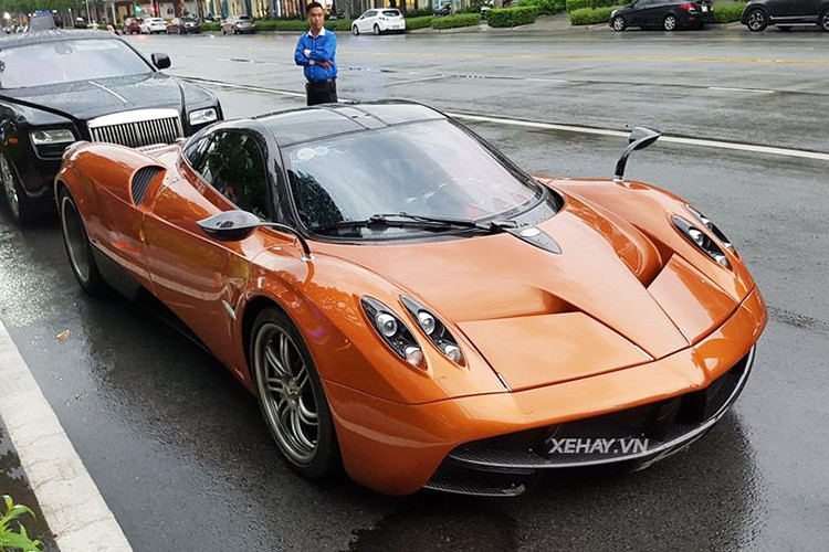 Mặc dù được đưa về Việt Nam từ năm 2016, nhưng quá trình ra biển trắng của siêu xe Pagani Huayra lại lận đận so với những chiếc xe khác, khi phải trải qua 3 lần đăng kiểm bất thành và phải đến lần đăng kiểm thứ 4 siêu phẩm này mới có được biển số trắng là 51G - 697.55.