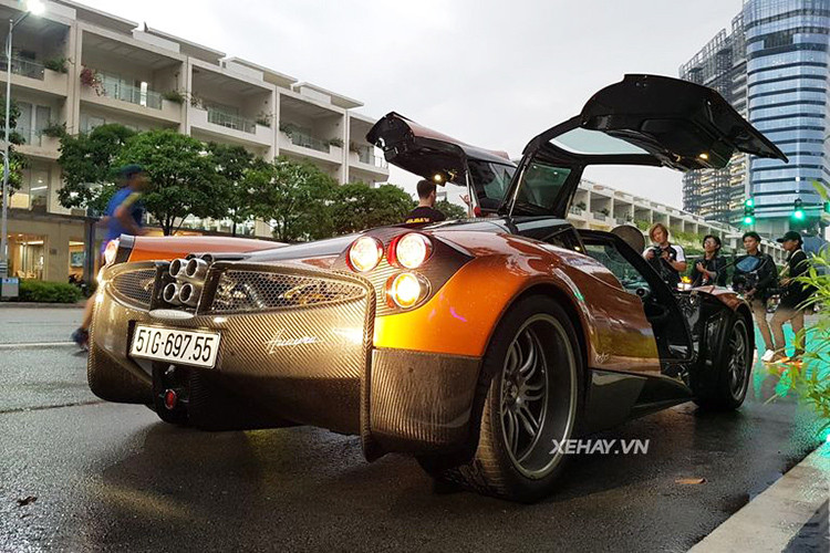 Ngoài việc sở hữu nội và ngoại thất siêu sang, siêu độc và ấn tượng, Thần gió Pagani Huayra còn sở hữu cho mình khối động cơ mạnh mẽ V12, tăng áp kép, dung tích 6.0 lít sản sinh công suất tối đa 720 mã lực, giúp chiếc xe tăng tốc từ 0 -100km/h chỉ trong 2,8 giây trước khi đat vận tốc tối đa 383km/h.
