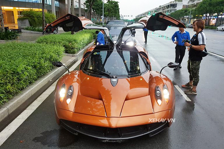 Trước khi hành trình siêu xe Car Passion 2019 diễn ra, nhiều người yêu xe kỳ vọng “Thần gió” Pagani Huayra của Minh Nhựa sẽ xuất hiện và lăn bánh. Tuy nhiên đại gia siêu xe Minh Nhựa đã không xuất hiện trong hành trình này. Mới đây, siêu phẩm độc nhất vô nhị tại Việt Nam đã bất ngờ xuất hiện tại một cửa hàng ở Q2, TP HCM.