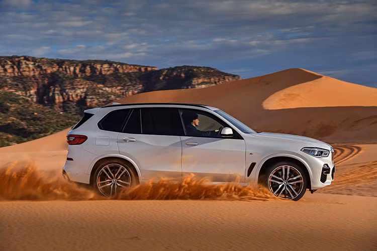Về thiết kế, BMW X5 2019 mới sở hữu kích thước D x R x C lần lượt là: 4.922 x 2.004 x 1.745mm và chiều dài cơ sở 2.975mm; so với thế hệ trước (F15) xe dài hơn 36mm, rộng hơn 66mm, cao hơn 19mm và chiều dài cơ sở tăng 42mm. Nhờ đó, không gian nội thất và hàng ghế thứ 3 đã được cải thiện hơn so với trước đây.