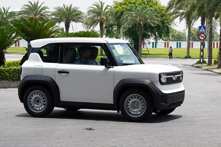  VinFast VF3: Từ 240 - 322 triệu đồng Trong số những mẫu ôtô mới giá dưới 400 triệu cho gia đình nhỏ, đầu tiên phỉa kể đến VinFast VF3 tại Việt Nam. Đây là sản phẩm khai mở phân khúc ôtô điện cỡ nhỏ (mini car). Xe bắt đầu mở bán vào ngày 8/5/2024 với 2 tùy chọn kèm pin và thuê pin. Giá xe VinFast VF3 trong 72 giờ đầu nhận cọc dao động từ 235 - 315 triệu đồng. Sau đó trở về mức 240 - 322 triệu đồng.