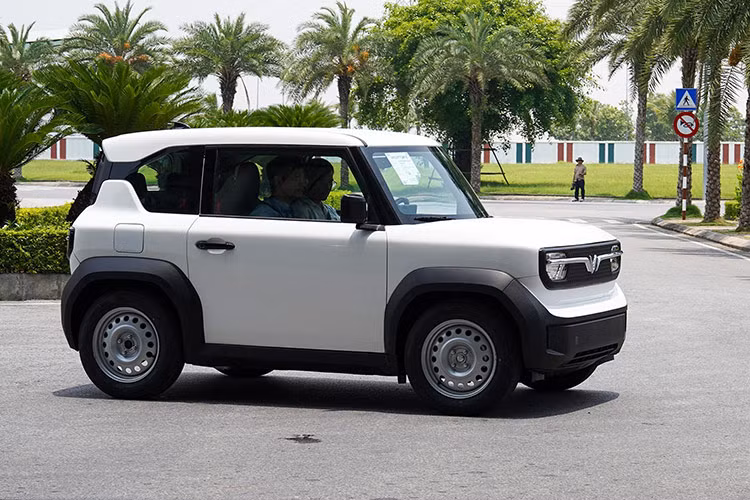  VinFast VF3: Từ 240 - 322 triệu đồng Trong số những mẫu ôtô mới giá dưới 400 triệu cho gia đình nhỏ, đầu tiên phỉa kể đến VinFast VF3 tại Việt Nam. Đây là sản phẩm khai mở phân khúc ôtô điện cỡ nhỏ (mini car). Xe bắt đầu mở bán vào ngày 8/5/2024 với 2 tùy chọn kèm pin và thuê pin. Giá xe VinFast VF3 trong 72 giờ đầu nhận cọc dao động từ 235 - 315 triệu đồng. Sau đó trở về mức 240 - 322 triệu đồng.