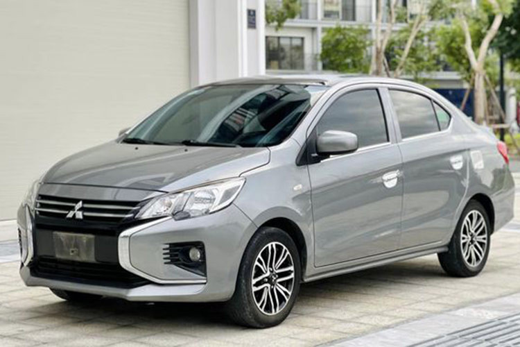  Mitsubishi Attrage MT: 380 triệu đồng Nếu muốn chọn một chiếc sedan rộng rãi hơn trong tầm giá dưới 400 triệu đồng, chắc chắn bạn không thể bỏ qua Mitsubishi Attrage. Phiên bản MT của dòng xe này đang được niêm yết 380 triệu đồng.