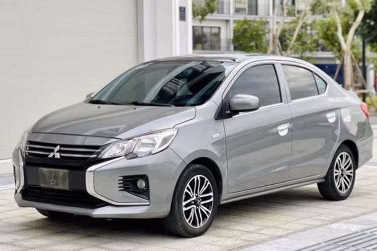  Mitsubishi Attrage MT: 380 triệu đồng Nếu muốn chọn một chiếc sedan rộng rãi hơn trong tầm giá dưới 400 triệu đồng, chắc chắn bạn không thể bỏ qua Mitsubishi Attrage. Phiên bản MT của dòng xe này đang được niêm yết 380 triệu đồng.