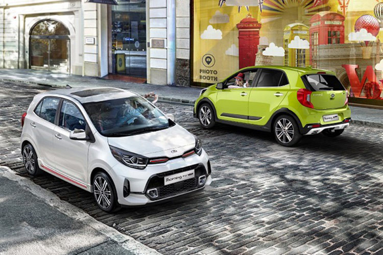 KIA Morning sử dụng động cơ xăng Kappa dung tích 1.25L 4 xi lanh thẳng hàng, sản sinh công suất 86 mã lực và mô-men xoắn 120 Nm. Đi cùng với đó là hộp số sàn 5 cấp hoặc tự động 4 cấp, tùy phiên bản