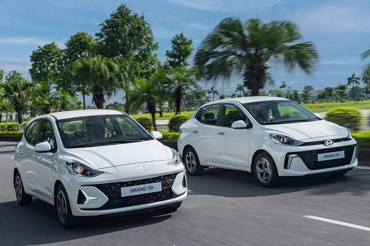  Hyundai Grand i10 MT: Từ 360 - 380 triệu đồng Cùng trong phân khúc xe hạng A, nếu không chọn KIA Morning, khách Việt có thể tham khảo sang dòng Hyundai Grand i10. Trong tầm giá dưới 400 triệu đồng, khách hàng mua xe Grand i10 chỉ có thể chọn được phiên bản số sàn với mức đề xuất bán lẻ từ nhà phân phối chính hãng là 360 triệu đồng cho biến thể Hatchback và 380 triệu đồng cho biến thể Sedan.