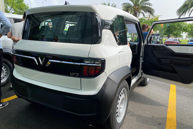 Động cơ điện được trang bị trên VF3, cho công suất cực đại 32kW, mô-men xoắn cực đại đạt 110 Nm. Ngoài ra, trên xe tích hợp bộ pin có dung lượng 18,64kWh, tầm hoạt động tối đa lên tới 210 km. Xe có thể sạc nhanh khoảng 36 phút (từ 10%-70% pin).