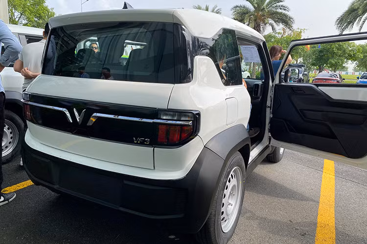 Động cơ điện được trang bị trên VF3, cho công suất cực đại 32kW, mô-men xoắn cực đại đạt 110 Nm. Ngoài ra, trên xe tích hợp bộ pin có dung lượng 18,64kWh, tầm hoạt động tối đa lên tới 210 km. Xe có thể sạc nhanh khoảng 36 phút (từ 10%-70% pin).