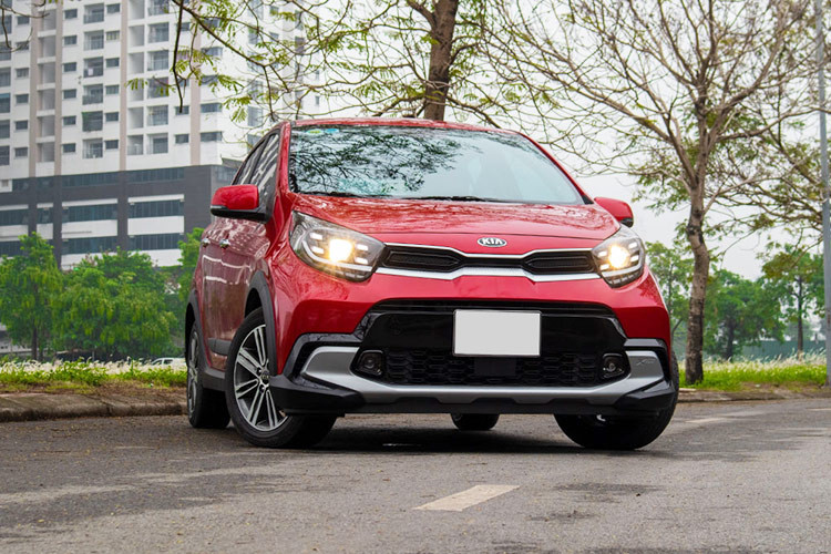  KIA Morning MT &amp; AT: Từ 349 triệu đồng Xét về xe sử dụng động cơ đốt trong, KIA Morning là mẫu xe sở hữu giá khởi điểm rẻ nhất thị trường khi được đề xuất từ 349 triệu đồng cho bản MT. Ngoài ra, với khoản tài chính dưới 400 triệu đồng, khách hàng còn có thể chọn mua Morning AT với giá 371 triệu đồng và Morning Premium giá 399 triệu đồng. 