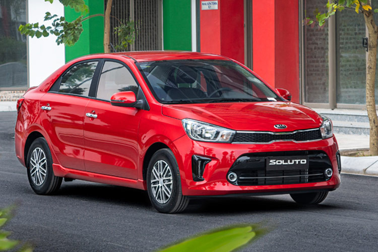  KIA Soluto MT: 386 triệu đồng Cùng phân khúc cỡ B với Attrage, giá xe KIA Soluto nhỉnh hơn một chút song vẫn đáp ứng được tiêu chí dưới 400 triệu đồng. Dòng xe này có ưu điểm là không gian nội thất rộng, tiết kiệm nhiên liệu tốt, song chỉ được trang bị số sàn 5 cấp.
