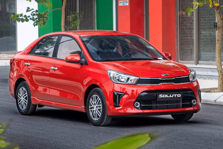  KIA Soluto MT: 386 triệu đồng Cùng phân khúc cỡ B với Attrage, giá xe KIA Soluto nhỉnh hơn một chút song vẫn đáp ứng được tiêu chí dưới 400 triệu đồng. Dòng xe này có ưu điểm là không gian nội thất rộng, tiết kiệm nhiên liệu tốt, song chỉ được trang bị số sàn 5 cấp.