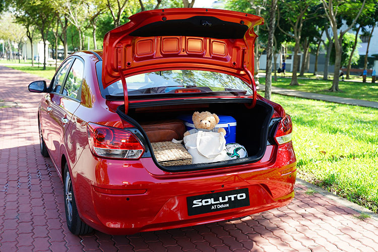 KIA Soluto MT tại Việt Nam được trang bị khối động cơ xăng 1.4L CVVT kép, sản sinh công suất 94 mã lực và 132 Nm mô-men xoắn.