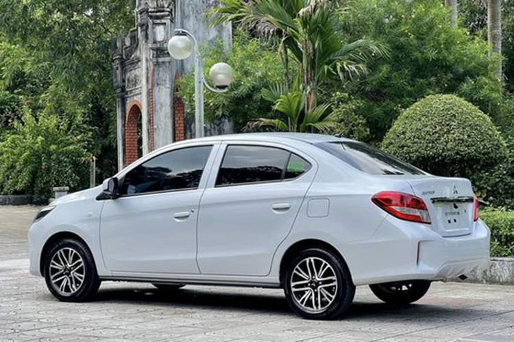 Mitsubishi Attrage được nhập khẩu nguyên chiếc từ Thái Lan với động cơ 3 xy lanh 1.2L kết nối hộp số sàn 5 cấp, sinh công suất 78 mã lực và mô men xoắn 100 Nm.