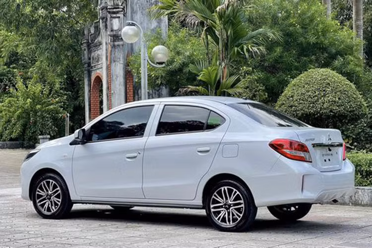 Mitsubishi Attrage được nhập khẩu nguyên chiếc từ Thái Lan với động cơ 3 xy lanh 1.2L kết nối hộp số sàn 5 cấp, sinh công suất 78 mã lực và mô men xoắn 100 Nm.