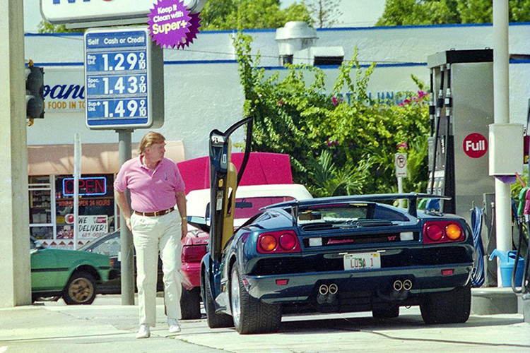 Nhắc đến Ferrari phải kể đến đối thủ "không đội trời chung" là Lamborghini. Trong bộ sưu tập xe của mình, ông Donald Trump từng sở hữu 1 chiếc siêu xe Lamborghini Diablo VT đời 1997. Chiếc xe này còn là "hàng thửa" khi tên gọi của Tổng thống Mỹ còn xuất hiện ở ngoại thất và trong khoang lái chiếc xe này.